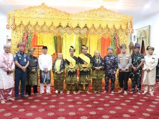 Dandim 0317/TBK Hadiri Penganugrahan Gelar Adat Kepada Bupati Dan Wakil Bupati Karimun