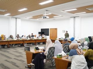 PT Timah menggelar pelatihan digital marketing bagi para puluhan pelaku UMKM untuk meningkatkan wawasan dalam memasarkan produk di toko online