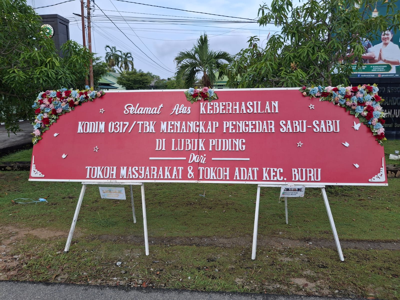 Kodim 0317/TBK mendapat kiriman karangan papan bunga dari warga RT.002/RW.007 Kelurahan Lubuk Puding bersama tokoh masyarakat dan tokoh adat Kecamatan Buru