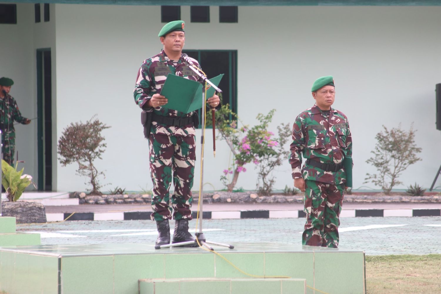 Komandan Kodim 0317/TBK, Letkol Inf Ida Bagus Putu Mudita memimpin Upacara Bendera.
