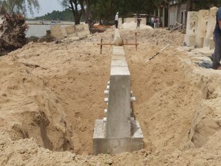 Cegah Abrasi dan Dukung Destinasi Wisata di Karimun, PT Timah Pasang Penahan Abrasi di Pantai Pongkar