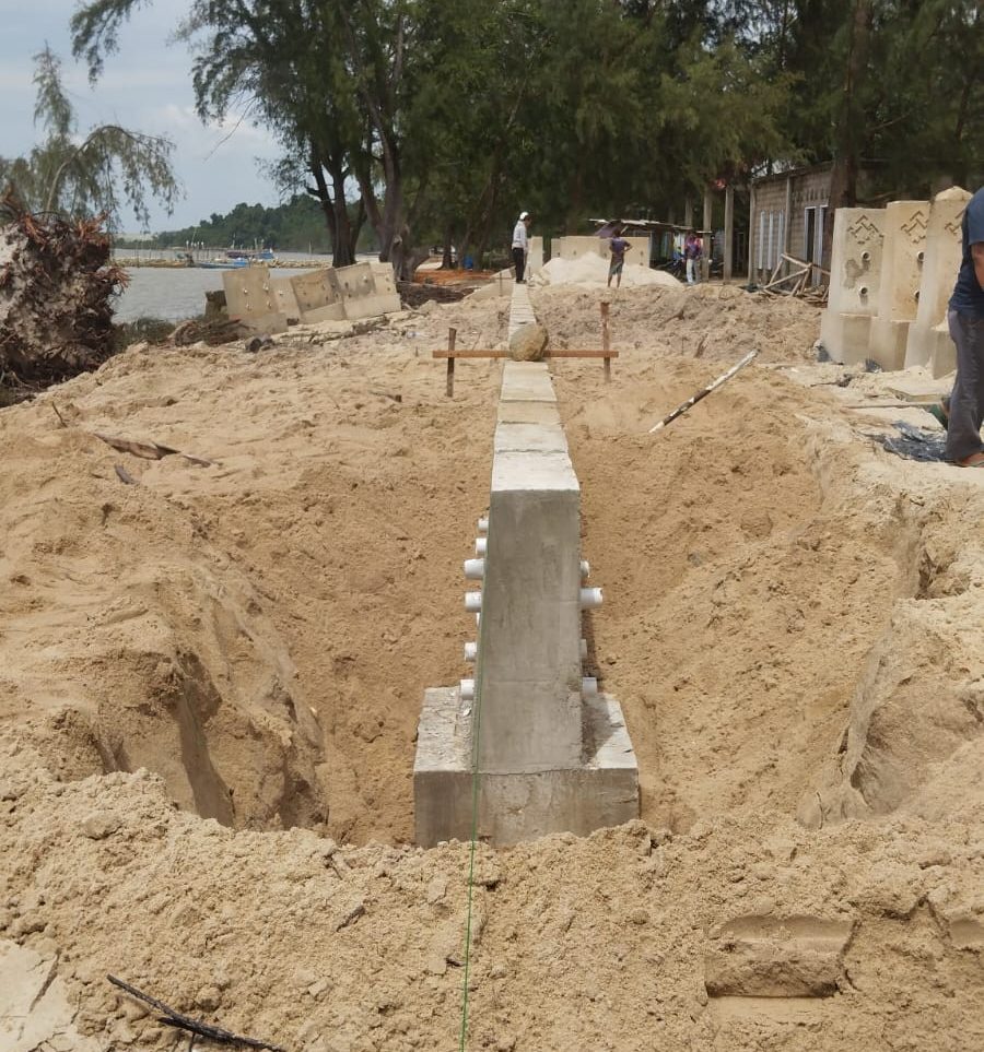 PT Timah Pasang Penahan Abrasi di Pantai Pongkar