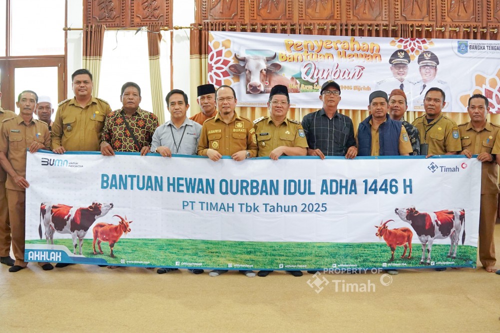 Bupati Bangka Tengah Algafry Rahman terima hewan kurban untuk masyarakat di Kabupaten Bangka Tengah dari PT Timah