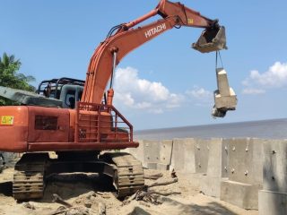 PT Timah Pasang Penahan Abrasi di Pantai Asmara Dewi Karimun, Warga Lebih Tenang dan Berharap Tak Kena Banjir Rob Lagi