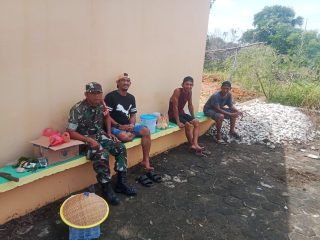 Babinsa Kelurahan Tebing Jalin Silaturahmi Lewat Komsos dengan Warga Ranggam