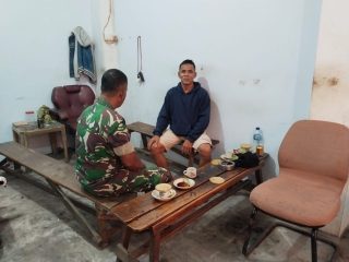 Babinsa Koramil 02/Moro Jalin Silaturahmi dan Ingatkan Keselamatan Nelayan di Laut
