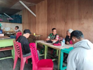 Babinsa Koramil 02/Moro Laksanakan Komsos dengan Nelayan di Desa Sugie