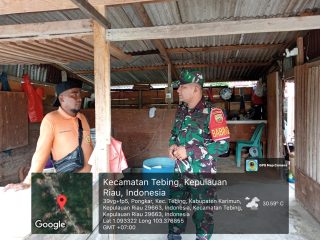Babinsa Koramil 04/Tebing Komsos Bersama Pedagang Ayam Potong di Desa Pongkar