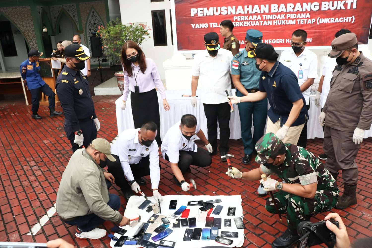 Komandan Kodim 0317/TBK, Letkol Inf Ida Bagus Putu Mudita menghadiri pemusnahan barang rampasan hasil tindak pidana umum dan tindak pidana khusus