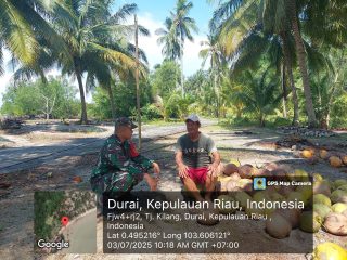 Babinsa Koramil 02/Moro Jalin Kedekatan dengan Warga Lewat Komsos di Desa Telaga Tujuh