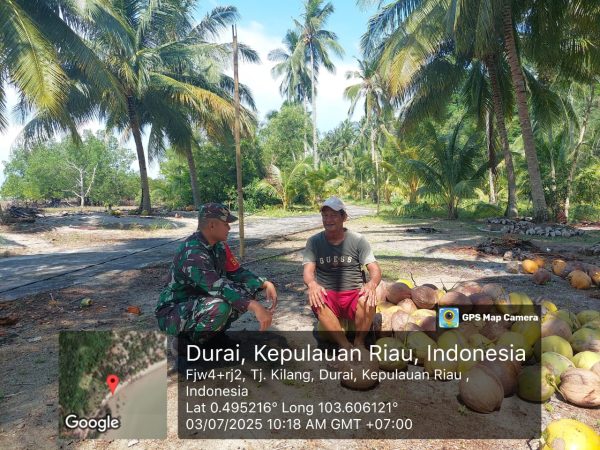 Babinsa Koramil 02/Moro Jalin Kedekatan dengan Warga Lewat Komsos di Desa Telaga Tujuh
