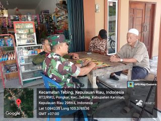 Babinsa Koramil 04/Tebing Jalin Silaturahmi dengan Tokoh Masyarakat Desa Pongkar