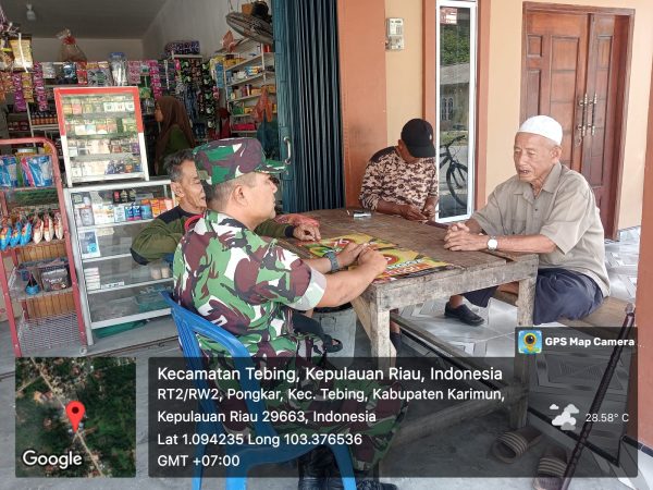 Babinsa Koramil 04/Tebing Jalin Silaturahmi dengan Tokoh Masyarakat Desa Pongkar