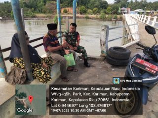 Babinsa Koramil 02/Moro Ajak Nelayan Waspadai Cuaca Laut Tak Menentu