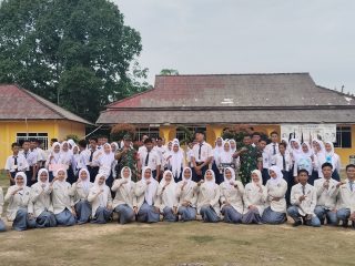 Babinsa Koramil 03/Kundur Latih Siswa SMAN 1 Ungar dalam Kegiatan MPLS: Tanamkan Kedisiplinan dan Semangat Bela Negara