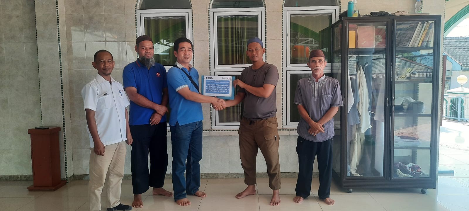 Perkuat Peran Sosial dan Keagamaan, PT Timah Salurkan Bantuan untuk Perbaikan Masjid Al Muhajirin Nelayan 1.