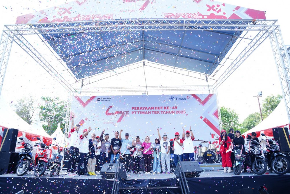 Ekspresi haru dan bahagia terpancar jelas dari wajah Siti Hajar saat namanya dipanggil sebagai salah satu penerima hadiah utama dalam rangkaian kegiatan HUT ke-49 PT Timah di Desa Gemuruh