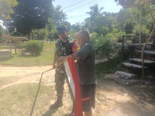 Babinsa Koramil 04/Tebing Ajak Warga Pasir Panjang Kibarkan Bendera Merah Putih