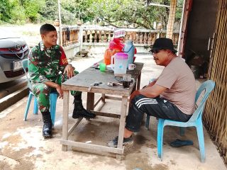 Babinsa Sungai Sebesi Aktifkan Komsos, Bahas Bahaya Angin Kencang dan Potensi Pohon Tumbang