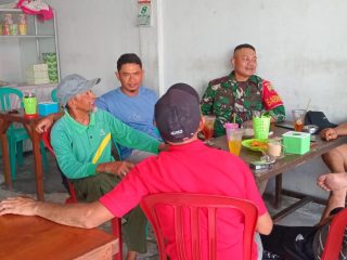 Babinsa Telaga Tujuh Jalin Silaturahmi dengan Warga Melalui Komsos