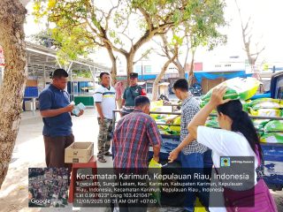 Babinsa Kelurahan Teluk Air Monitor Gerakan Pangan Murah di Pasar Maimun