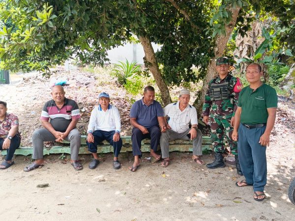 Babinsa Koramil 03/Kundur Gelar Komsos dengan Masyarakat Tanjung Berlian Kota