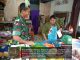Babinsa Rawa Jaya Jalin Silaturahmi dengan Pedagang Sayur di Pasar Moro