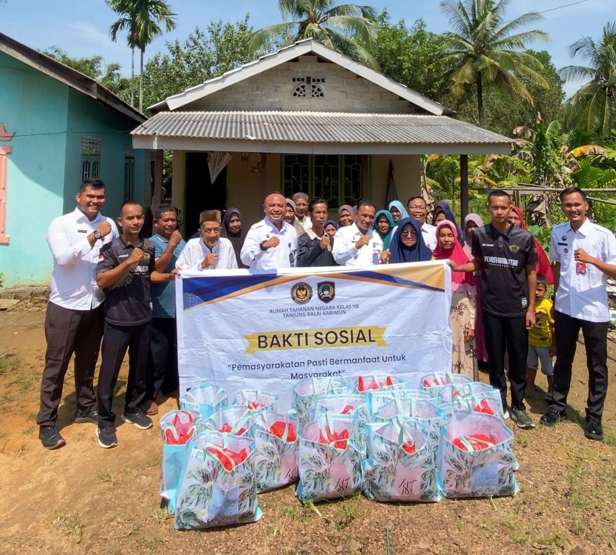 Rutan Kelas IIB Tanjung Balai Karimun melaksanakan kegiatan bakti sosial lintas pulau di Desa Gemuruh.