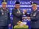 Wakil Bupati Karimun, Rocky Marciano Bawole (tengah) bersalaman dengan Kepala Bandara RHA Karimun, M. Subiat Wiranata Kusuma (kanan). (Foto: Istimewa/porosterkini).
