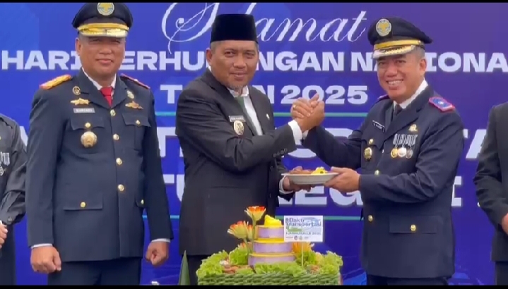 Wakil Bupati Karimun, Rocky Marciano Bawole (tengah) bersalaman dengan Kepala Bandara RHA Karimun, M. Subiat Wiranata Kusuma (kanan). (Foto: Istimewa/porosterkini).