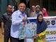 Kepala Rutan Kelas IIB Tanjung Balai Karimun, Yoga Hadhi Wijaya menyerahkan paket sembako kepada warga Desa Gemuruh melalui bakti sosial.
