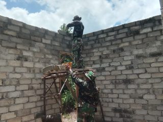 Satgas TMMD ke-126 Kodim 0317/TBK Pasang Dinding Rumah Ibu Zahara di Desa Tanjung Hutan