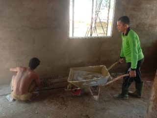 Satgas TMMD ke-126 Kodim 0317/TBK Laksanakan Plester Dinding Rumah Ibu Tiyuk di Dusun III Tanjung Batu Kecil