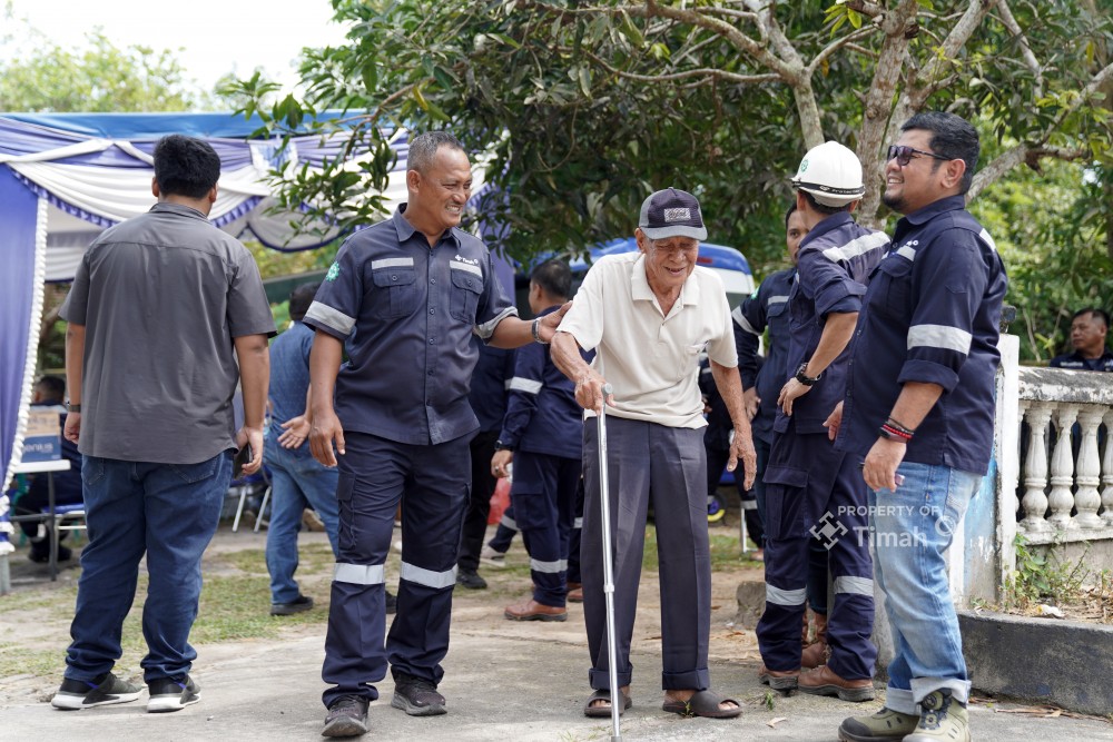 PT Timah Tbk memberikan bantuan kesehatan kepada seorang lansia di Bangka Barat.