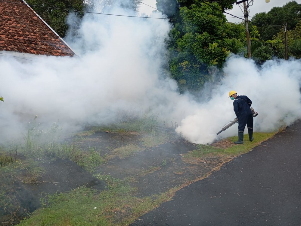 Saat melakukan fogging di area pemukiman, lingkungan kerja dan sekolah.
