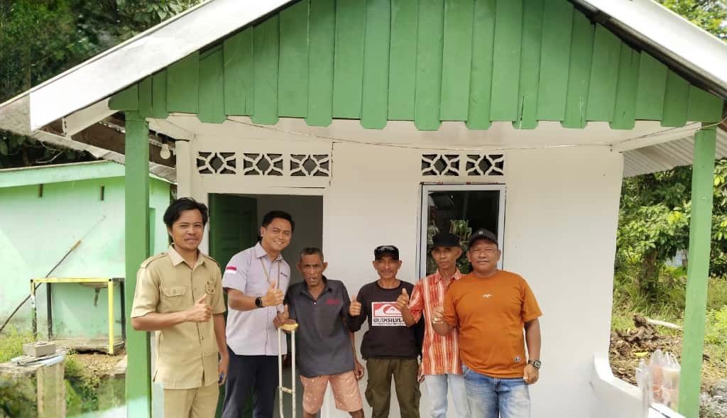 PT Timah Tbk melakukan foto bersama dengan pemilik rumah