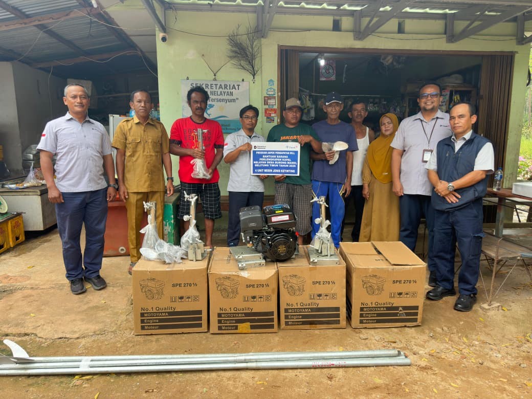 PT Timah tbk menyalurkan bantuan berupa mesin ketinting kepada nelayan