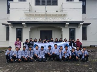 Kenali Sejarah Pertimahan, Siswa SMP Islam SMART Antusias Kunjungi MTI Mentok