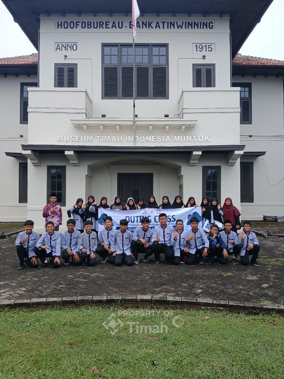 28 siswa SMP Islam Sholeh mengikuti kegiatan Outing Class di Museum Timah Indonesia (MTI) Mentok yang dikelola PT TIMAH Tbk.