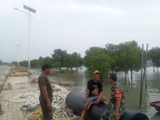 Babinsa Lubuk Semut Laksanakan Komsos Bersama Nelayan untuk Tingkatkan Keamanan dan Keselamatan di Laut