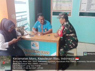 Babinsa Koramil 02/Moro Lakukan Komsos dengan Petugas Pelabuhan Sri Mandah