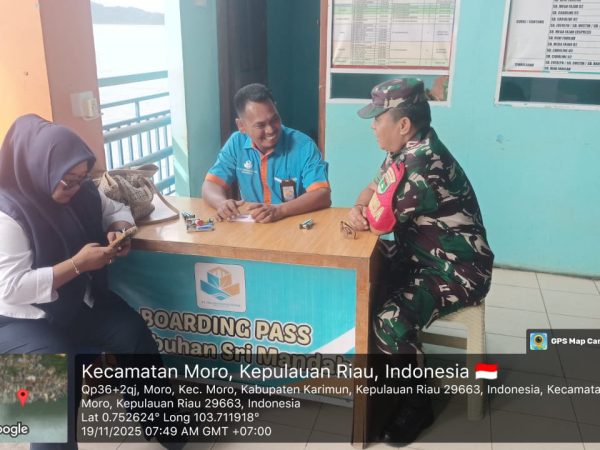 Babinsa Koramil 02/Moro Lakukan Komsos dengan Petugas Pelabuhan Sri Mandah