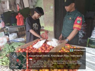 Babinsa Koramil 01/Balai Monitoring Harga Sembako dan Imbau Kebersihan Pasar