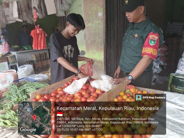 Babinsa Koramil 01/Balai Monitoring Harga Sembako dan Imbau Kebersihan Pasar