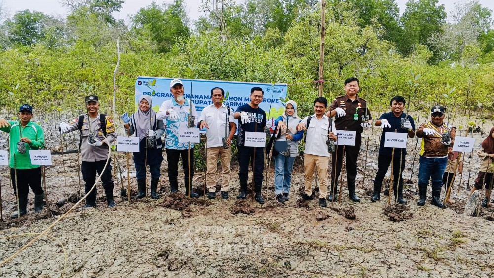 PT Timah Tbk melakukan foto bersama usai menanam bibit pohon mangrove.