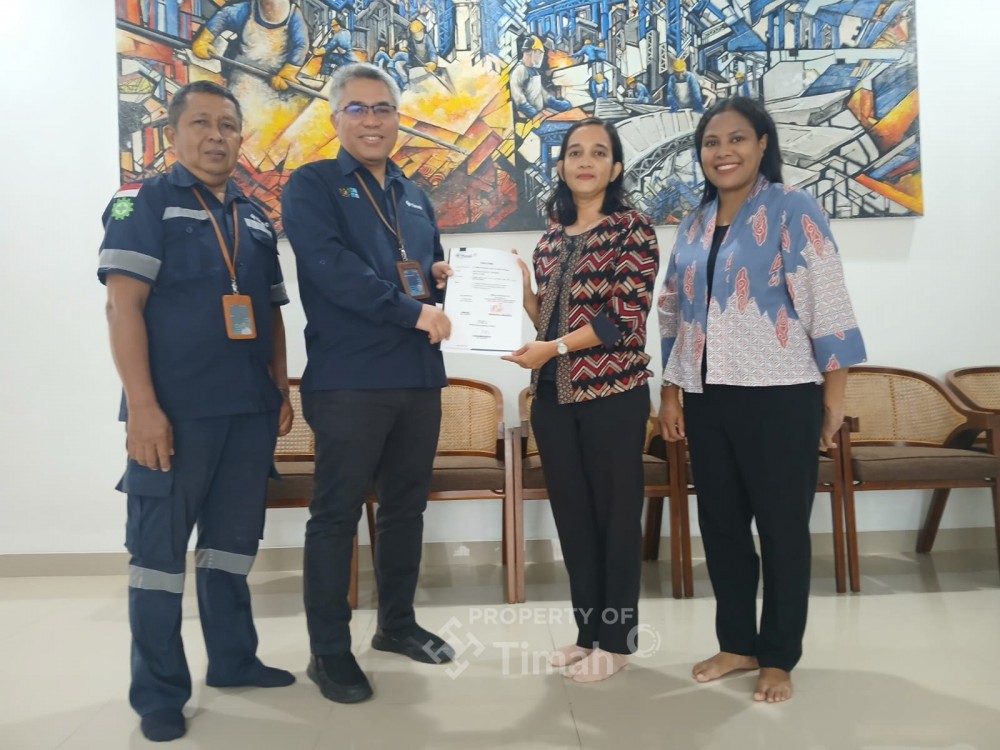 Division Head Processing and Refinery PT TIMAH Tbk, Sofian Simangunsong menyerahkan bantuan kepada pihak Gereja Protestan di Indonesia bagian Barat (GPIB) Bethesda, Mentok, Kabupaten Bangka Barat.