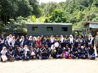 Kodim 0317/TBK Fasilitasi Truk Angkutan untuk Kegiatan Wisata Edukatif SMPN 2 Tebing