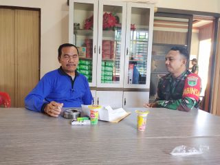 Babinsa Koramil 03/Kundur Kodim 0317/TBK, Koptu Safrizal, melaksanakan kegiatan silaturahmi bersama Kepala Desa Sungai Sebesi, Kecamatan Kundur,