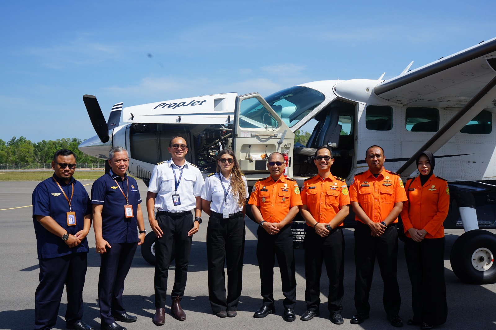 Kepala Bandara Raja Haji Abdulah, M. Subiat Wiranata Kusumah, S.SiT beserta jajaran dan Kepala Kantor Pencarian dan Pertolongan Kelas A Tanjungpinang (Basarnas Tanjungpinang), Fazzli, S.A.P, M.Si beserta jajaran melakukan foto bersama.