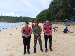 Babinsa Pangke Barat Bersama Personel Polres Karimun Laksanakan Patroli di Pantai Pelawan
